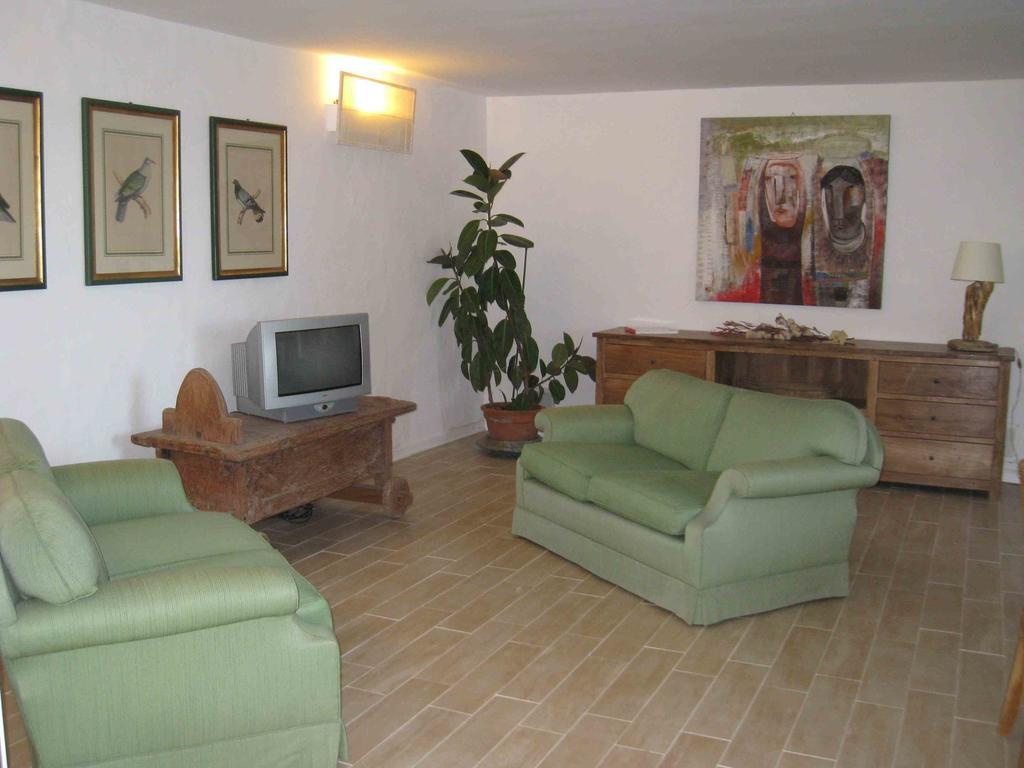 Le Tre Pietre Villa บายาซาร์ดิเนีย ภายนอก รูปภาพ